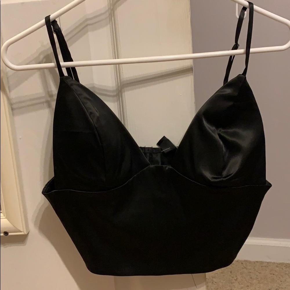 Black Windsor crop tank top